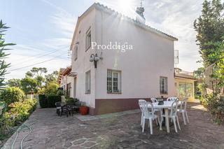 Chalet à La Floresta. Vivienda al lado de la estación de la floresta