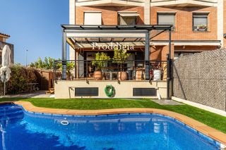 Casa adossada a Mira-sol. Adosada esquinera con piscina privada y 2 plazas de garaje,orien