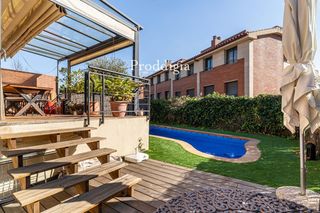 Casa adossada a Mira-sol. Adosada esquinera con piscina privada y 2 plazas de garaje,orien