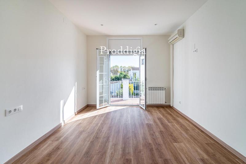 Foto d2e80bc5-c1b9-47b4-a9ed-f5036281f44b. Xalet amb calefacció aparcament piscina a Mira-sol Sant Cugat del Vallès