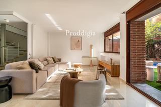 Casa adosada  Canadà. Gran esquinera en can trabal