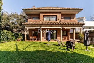 Xalet a Golf-Can Trabal. Exclusiva casa con jard�n y piscina en can trabal