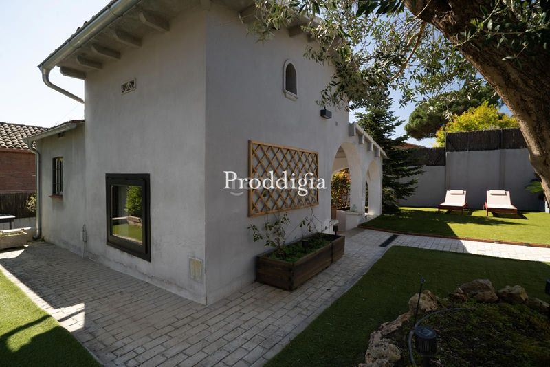 Foto 15ad0ec2-40fb-483c-a16b-5d89bbf6f9df. Alquiler casa encantadora casa nueva con zona exterior y piscina en Valldoreix en Sant Cugat del Vallès