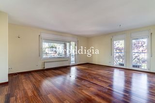 Miete Etagenwohnung in Eixample. Piso en el barrio del eixample de 4 habitaciones y 2 baños con p