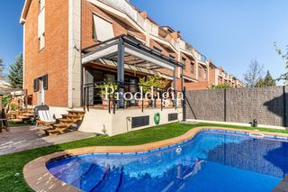Casa adossada a Mira-sol. Adosada esquinera con piscina privada y 2 plazas de garaje, orie