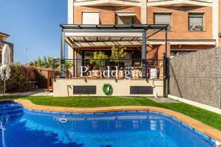 Casa a schiera in Mira-sol. Adosada esquinera con piscina privada y 2 plazas de garaje, orie