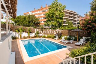 Casa adosada en Eixample. Elegante casa adosada en comunidad con piscina, a un paso del ce