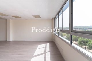 Location Bureau à El Coll. Oficina de venta y alquiler muy luminosa , amplia y bien ubicada