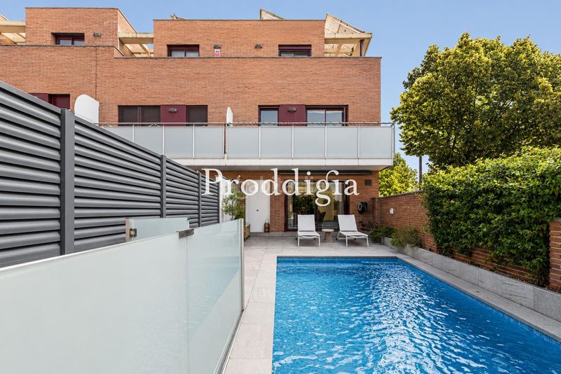 Foto 39377ac0-6877-4dab-8d39-f8a7bd76a334. Casa adossada amb aparcament piscina a Ca n´Oriol Rubí