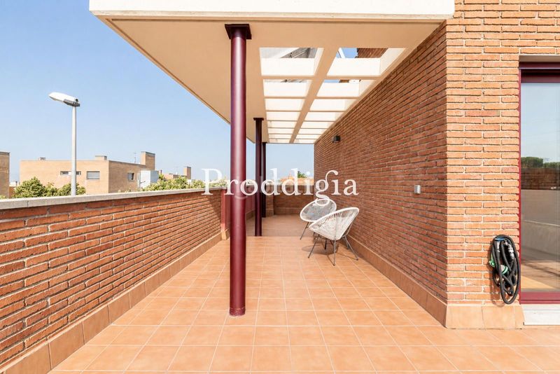 Foto 6a86b70f-10e7-48f9-8778-7b4044f1ae49. Casa adossada amb aparcament piscina a Ca n´Oriol Rubí