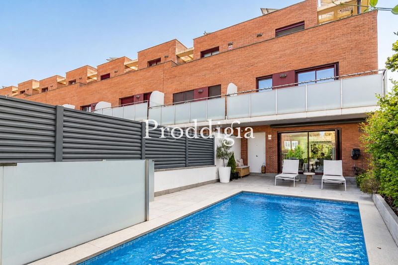 Foto fa71bc3d-6431-43c3-96f6-d65dfdb3a042. Casa adossada amb aparcament piscina a Ca n´Oriol Rubí