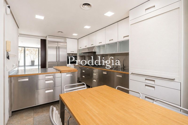 Foto 6649e333-6ce7-4967-b24c-8d2b2ca36456. Casa amb calefacció aparcament a Sarrià Barcelona
