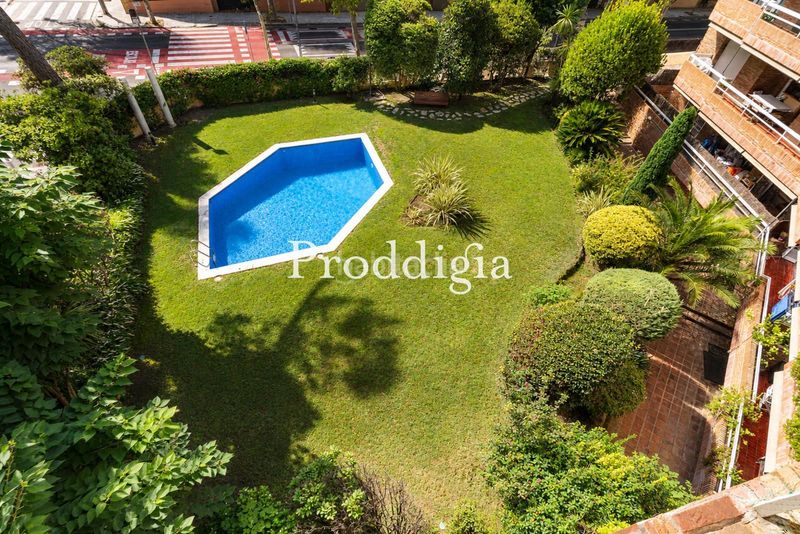 Foto e9f4c564-9f6f-4c6a-b21c-1b442438d996. Àtic amb calefacció aparcament piscina a Eixample Sant Cugat del Vallès