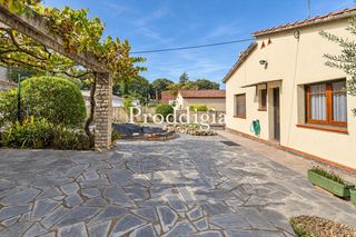 Chalet in Mira-sol. Oportunidad única para crear la casa de tus sueños en mirasol
