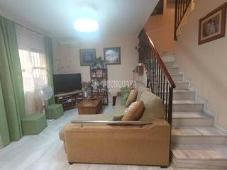 Casa aparellada a Oromana. Casa en venta en alcalá de guadaira