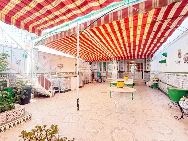 Foto b2f63541-f114-4414-b2fb-261fe87fefd4. Casa adosada estupendo y espacioso adosado en Castilleja de Guzmán