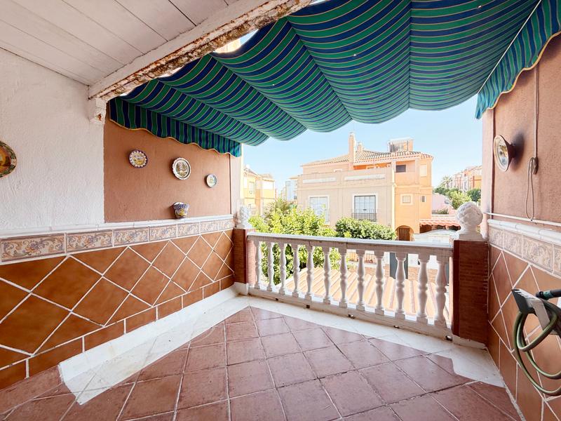 Foto b6cb44af-5082-4701-94d2-130ff0cb6cdd. Casa adosada estupendo y espacioso adosado en Castilleja de Guzmán