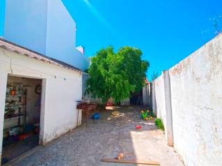 Casa adossada a Villamanrique de la Condesa. Casa de  pueblo totalmente para reformar en villamanrique de la