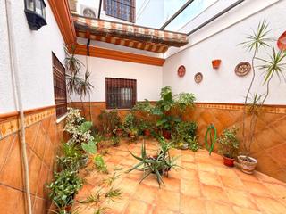 Maison à Coria del Río. Magnifica casa adosada con garaje en coria del río