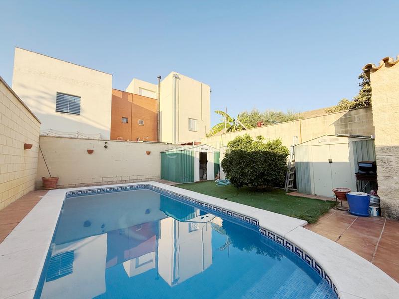 Foto 7d607f5b-e2a5-4333-bab1-e3710e29112d. Xalet amb aparcament piscina a Centro Bormujos