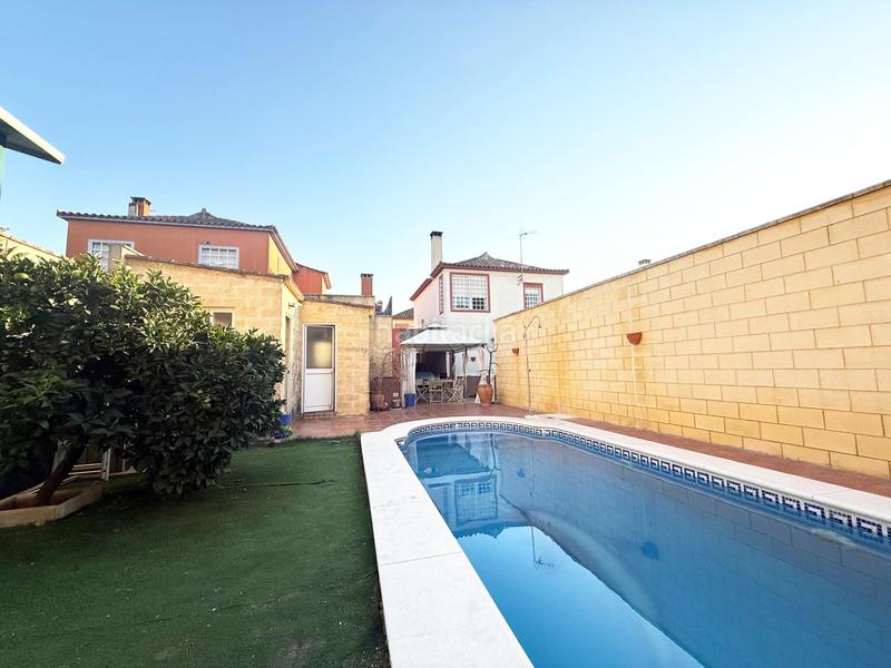 Foto 898a0a26-6c92-4cd0-bcb3-4adc402950c3. Xalet amb aparcament piscina a Centro Bormujos