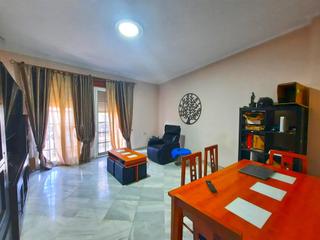 Casa en Bellavista. Gran casa pareada con dos viviendas completas y azotea en bellav