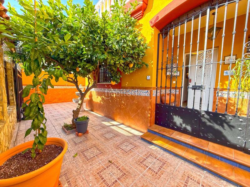 Foto 115c3a26-f490-4020-9287-a562390f7616. Casa aparellada a Espartinas pueblo Espartinas