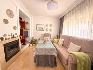 Maison jumelée à Lepanto. Amplia casa adosada con sótano, patio con piscina y 5 dormitorio