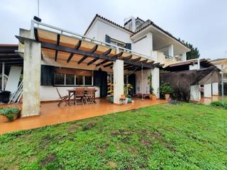 Casa aparellada a Aznalcázar. Preciosa casa pareada en la exclusiva urbanización minas golf  a