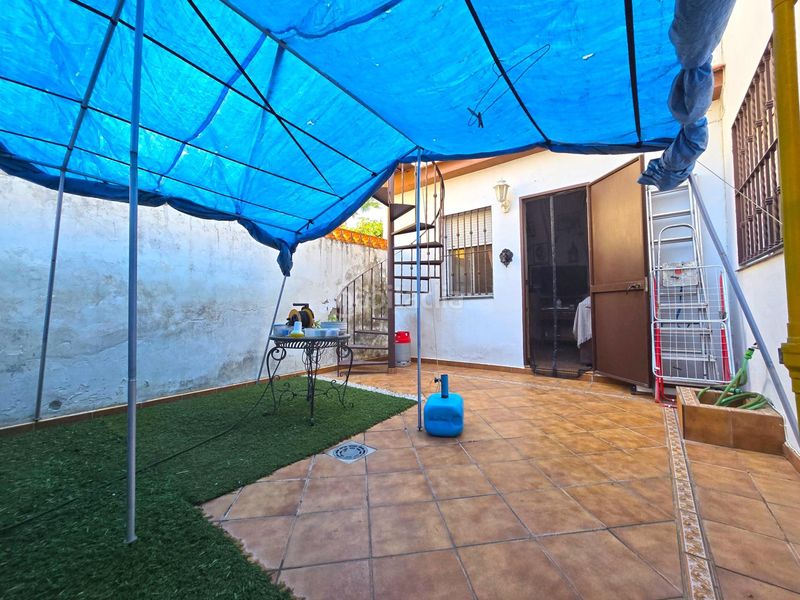 Foto 10b7f089-fa35-4945-8d43-93ed7005a15f. Casa aparellada a Espartinas pueblo Espartinas