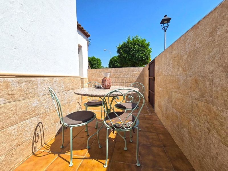 Foto 85d3a8fa-00d8-4450-8826-90a5b22bb48c. Casa aparellada a Espartinas pueblo Espartinas