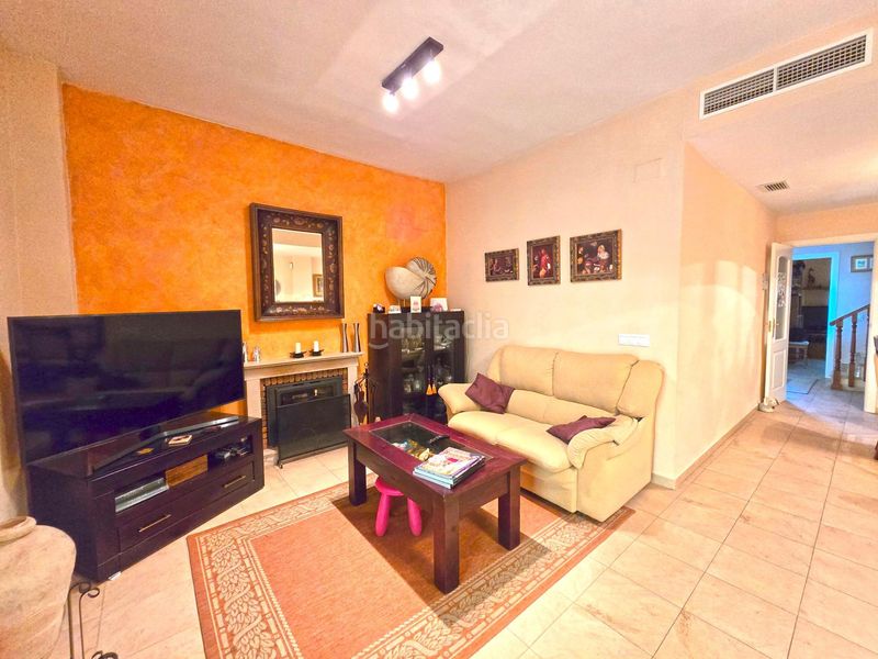Foto 4222799f-116c-4437-8af5-fd2abd6c8927. Casa aparellada amb aparcament piscina a Espartinas pueblo Espartinas