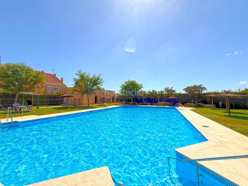 Foto 4da57b90-67e0-40ef-9d00-61f165d75991. Casa bifamiliare con parcheggio piscina in Espartinas pueblo Espartinas