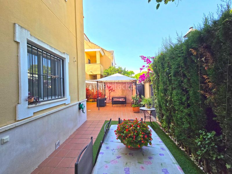 Foto 69e615d4-d90a-4469-bb7f-2e7b35101220. Casa aparellada amb aparcament piscina a Espartinas pueblo Espartinas