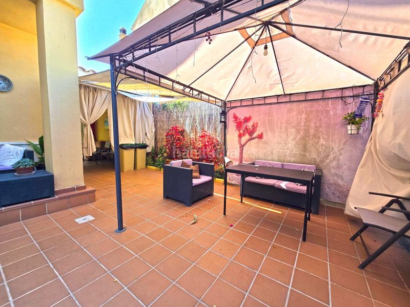 Foto 75c586c9-5308-4d1f-a50b-6f73ae340881. Casa aparellada amb aparcament piscina a Espartinas pueblo Espartinas