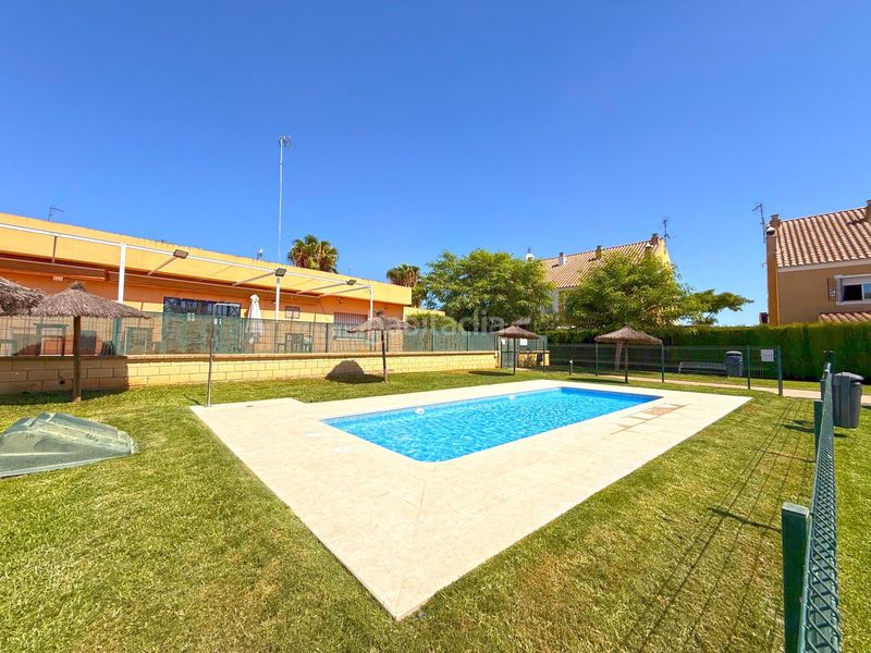 Foto 78b5852d-82b6-4d5c-8e68-d5a31a5bf63a. Casa bifamiliare con parcheggio piscina in Espartinas pueblo Espartinas
