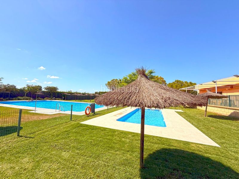 Foto d73bf5bf-c640-4b2e-ba22-c740c7c16034. Casa bifamiliare con parcheggio piscina in Espartinas pueblo Espartinas