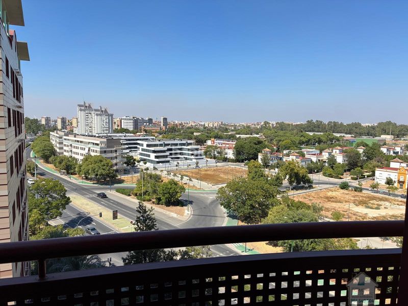 Foto 153b0b20-d0d0-4714-99b7-4256fac1333d. Pis amb calefacció aparcament piscina a El Cano - Los Bermejales Sevilla