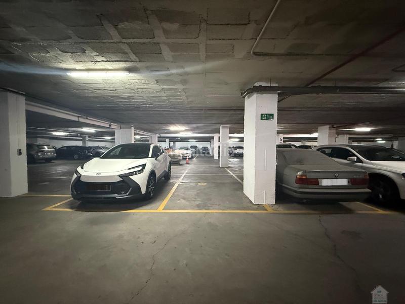 Foto c4402a4a-1c81-41dd-9ab9-2b4d924258df. Aparcament cotxe a La Buhaira Sevilla