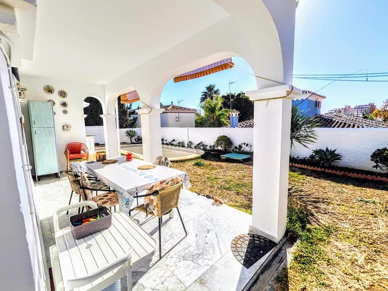 Foto 42044fcc-d05b-40f5-8a70-e6fad6de38f6. Chalet en avenida imperio argentina villa independiente en zona plaza Solymar a 500 m de la playa !!! en Benalmádena