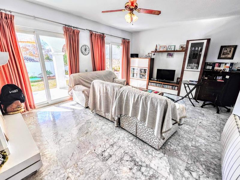 Foto 567f82bd-f5e0-4026-af15-03fc5eeae638. Chalet en avenida imperio argentina villa independiente en zona plaza Solymar a 500 m de la playa !!! en Benalmádena