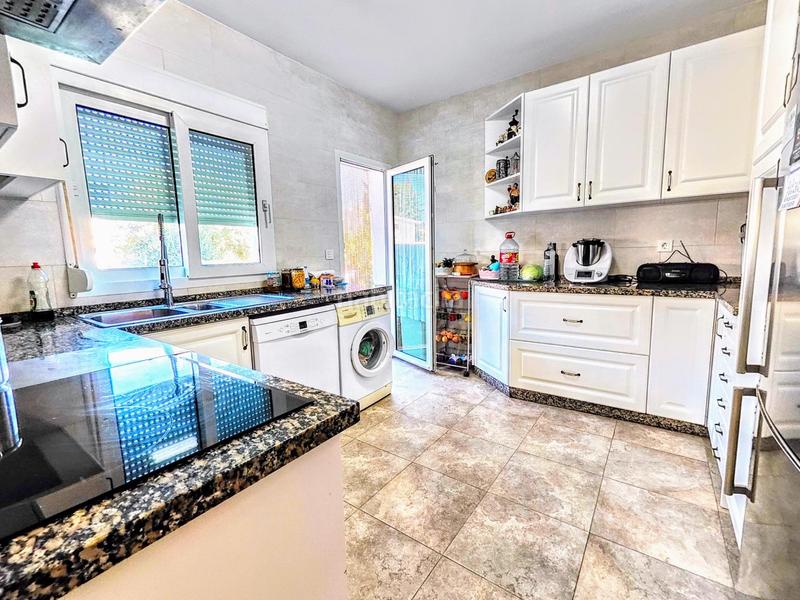 Foto c6a9a0a5-88e3-417b-adfc-d54f1b9c5654. Chalet en avenida imperio argentina villa independiente en zona plaza Solymar a 500 m de la playa !!! en Benalmádena