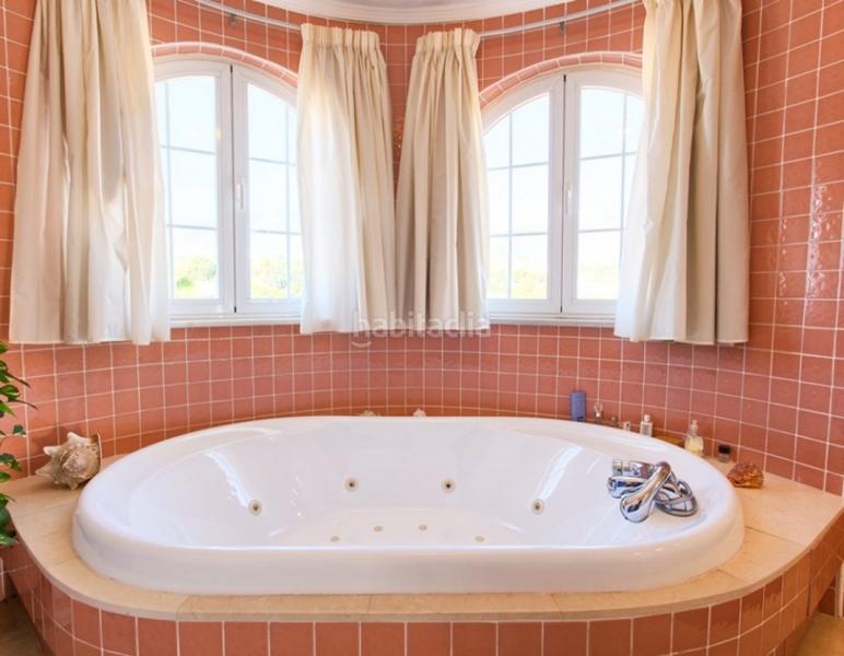 Foto 089a1755-e5a7-47ad-9a0d-d57b06b9c0fd. Chalet villa de lujo en torrequebrada, benalmadena costa en venta. 4 dormitorios, 3 baños. en Benalmádena