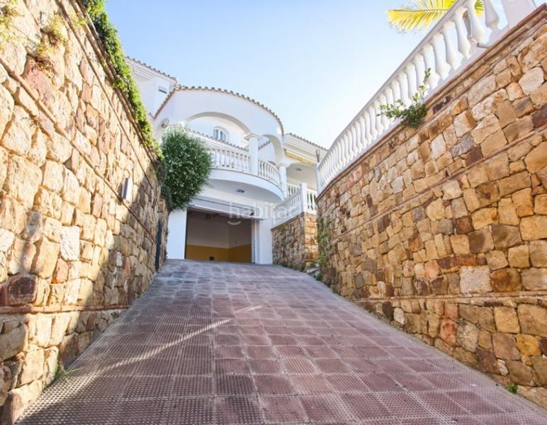 Foto d82ff009-9d64-4f14-8e0c-44fdf2c23bf7. Chalet villa de lujo en torrequebrada, benalmadena costa en venta. 4 dormitorios, 3 baños. en Benalmádena