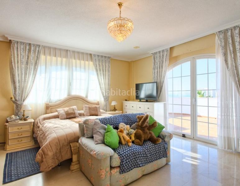 Foto d9f79ad5-114d-4c3d-ac1e-509764c7cf17. Chalet villa de lujo en torrequebrada, benalmadena costa en venta. 4 dormitorios, 3 baños. en Benalmádena