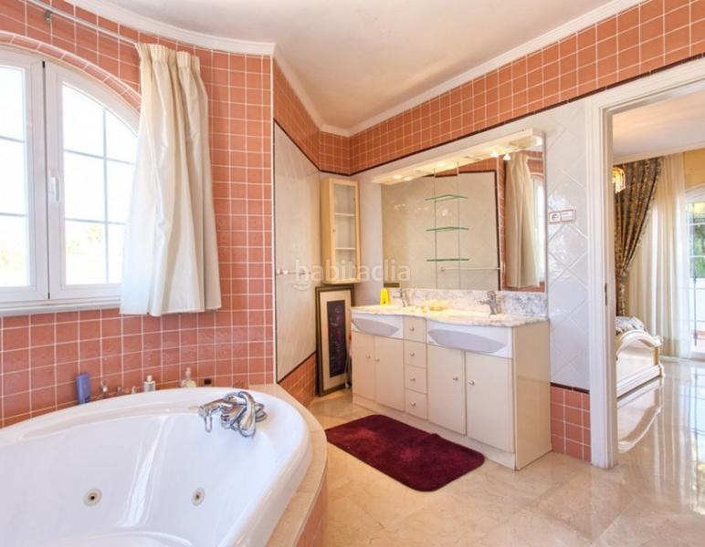 Foto e52222f3-5a49-482e-aac9-b68bca904ada. Chalet villa de lujo en torrequebrada, benalmadena costa en venta. 4 dormitorios, 3 baños. en Benalmádena