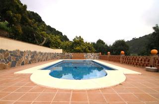 Xalet a Coín. Finca con vivienda, piscina y producción de aguacates en la idíl