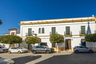 Casa a Plaza españa de 8. Estupenda casa en la plaza principal de villanueva del ariscal.