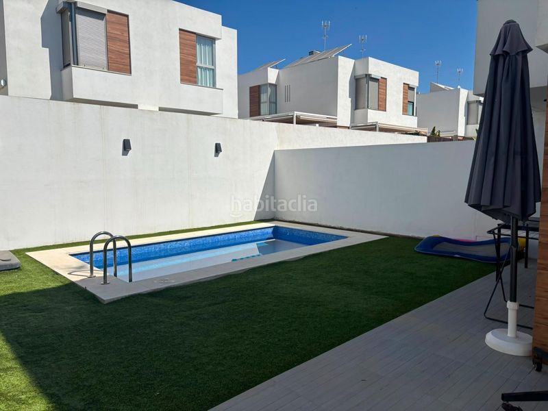 Foto 489d4818-2a84-411c-9201-0a72adb5c29f. Casa adossada amb calefacció aparcament piscina a Bormujos