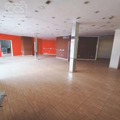 Lloguer Local Comercial  Santa maría magdalena. Alquiler de local céntrico de  147 m2 construidos en dos hermana